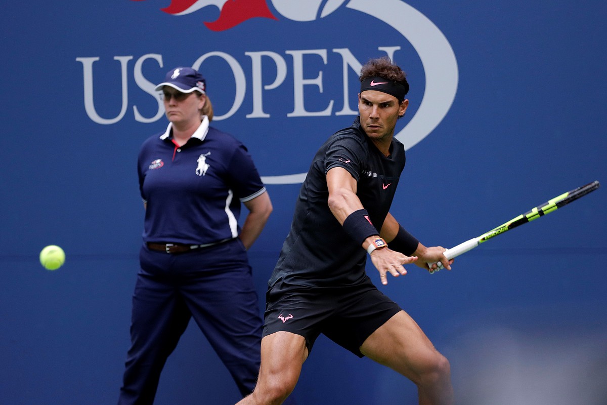 关于西班牙网球队轻取英国网球队，费德勒统治全场的信息