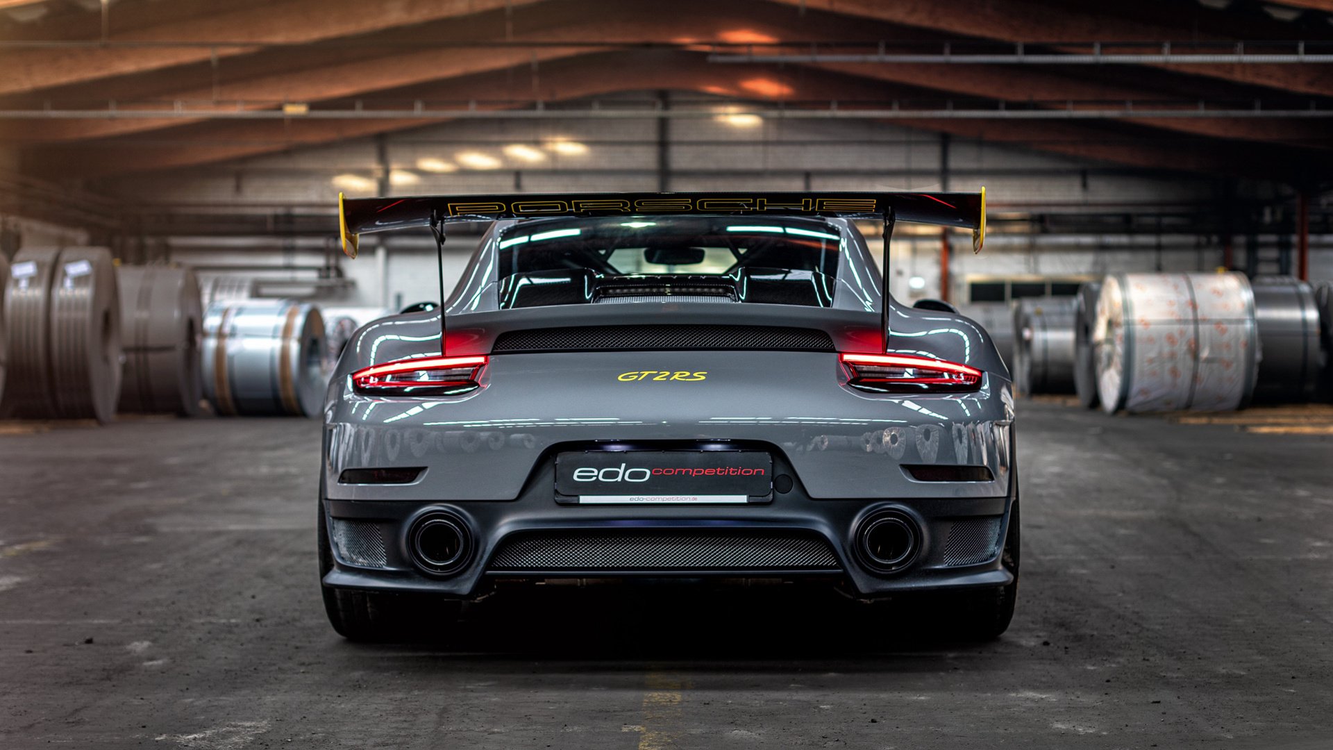 F1新赛季揭幕战之夜,萨卡带队取胜,速度与荣耀的交响