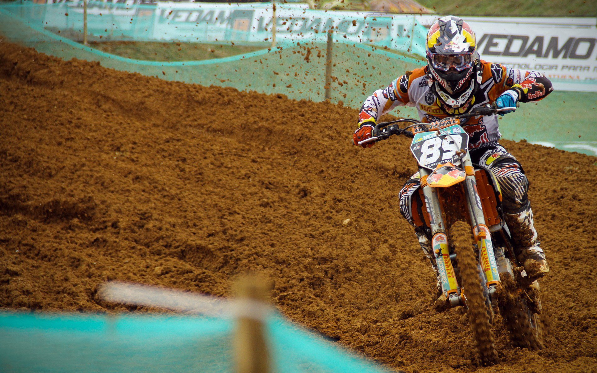 米兰百家乐-智利完胜西班牙,莱万扛起全队,南美足球的战术革命与精神传承